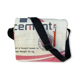 Beadbags Beadbags Umhängetasche “Joseph” aus recycelten Zementsack mit Hafengurt CR6 rot/weiss