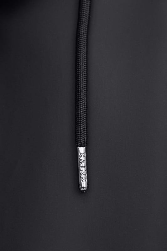 Schwarzer Unisex Regenmantel mit Fishtail Saum von Rains.