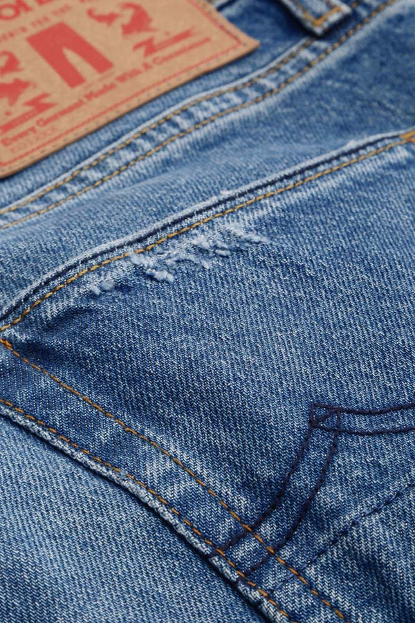 Jeans Hose von Kings Of Indigo in neutraler Jeansfarbe mit normaler Passform und Knopfverschluss.