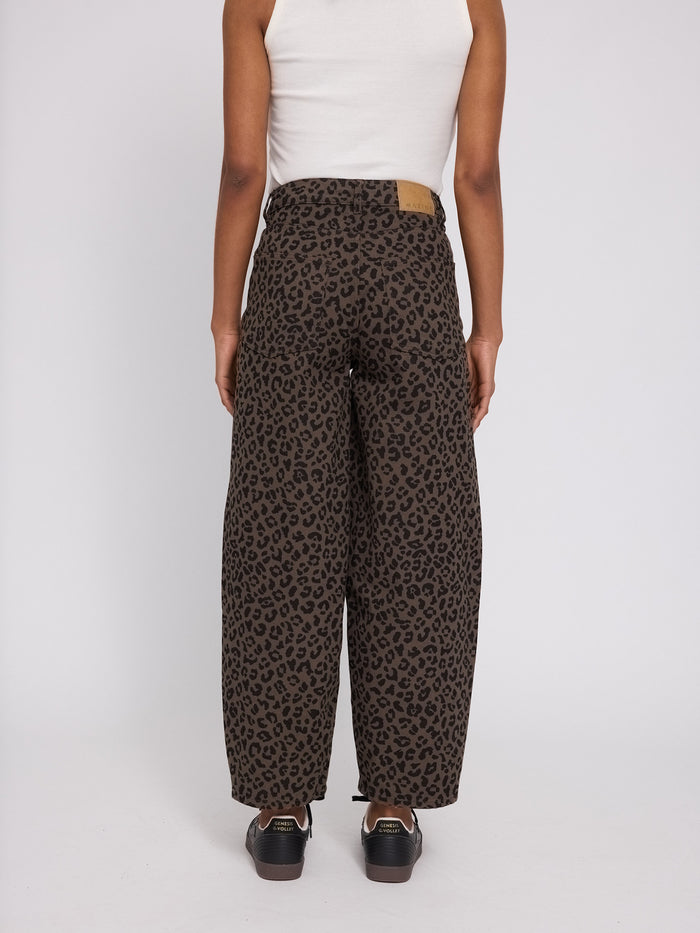 Mazine Printed Barrel Leg Denim Pants in chocolate brown/printed