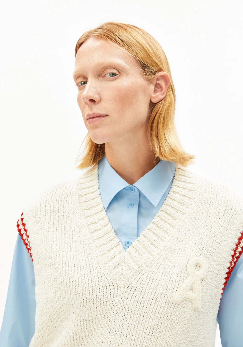 Armedangels ICONIC Å COLLEGE KNIT VEST FS26 in oatmilk-mars red