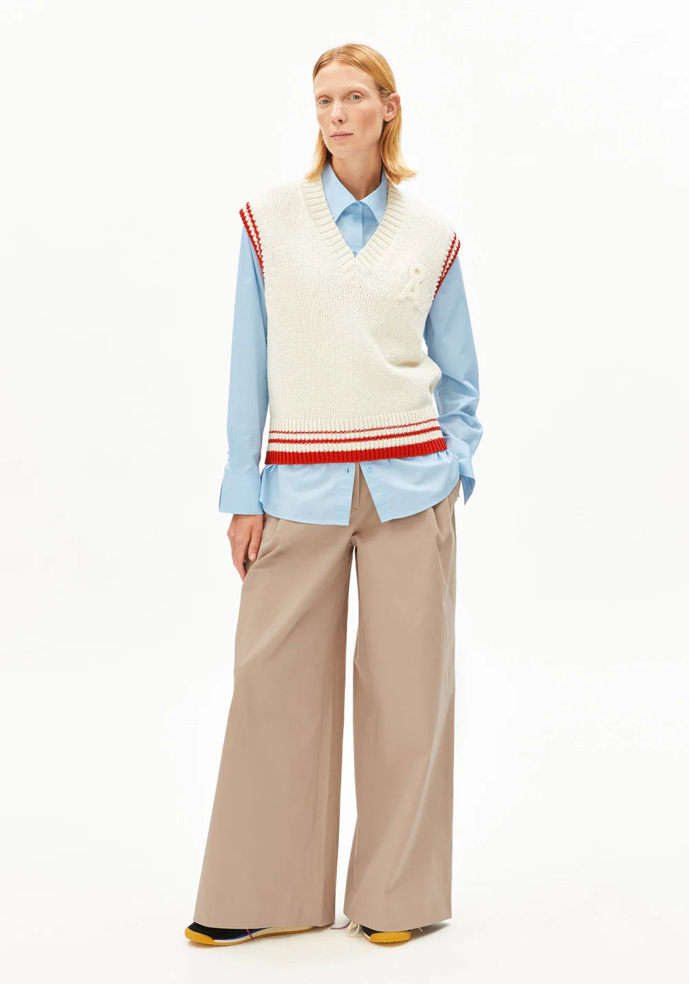 Armedangels ICONIC Å COLLEGE KNIT VEST FS26 in oatmilk-mars red