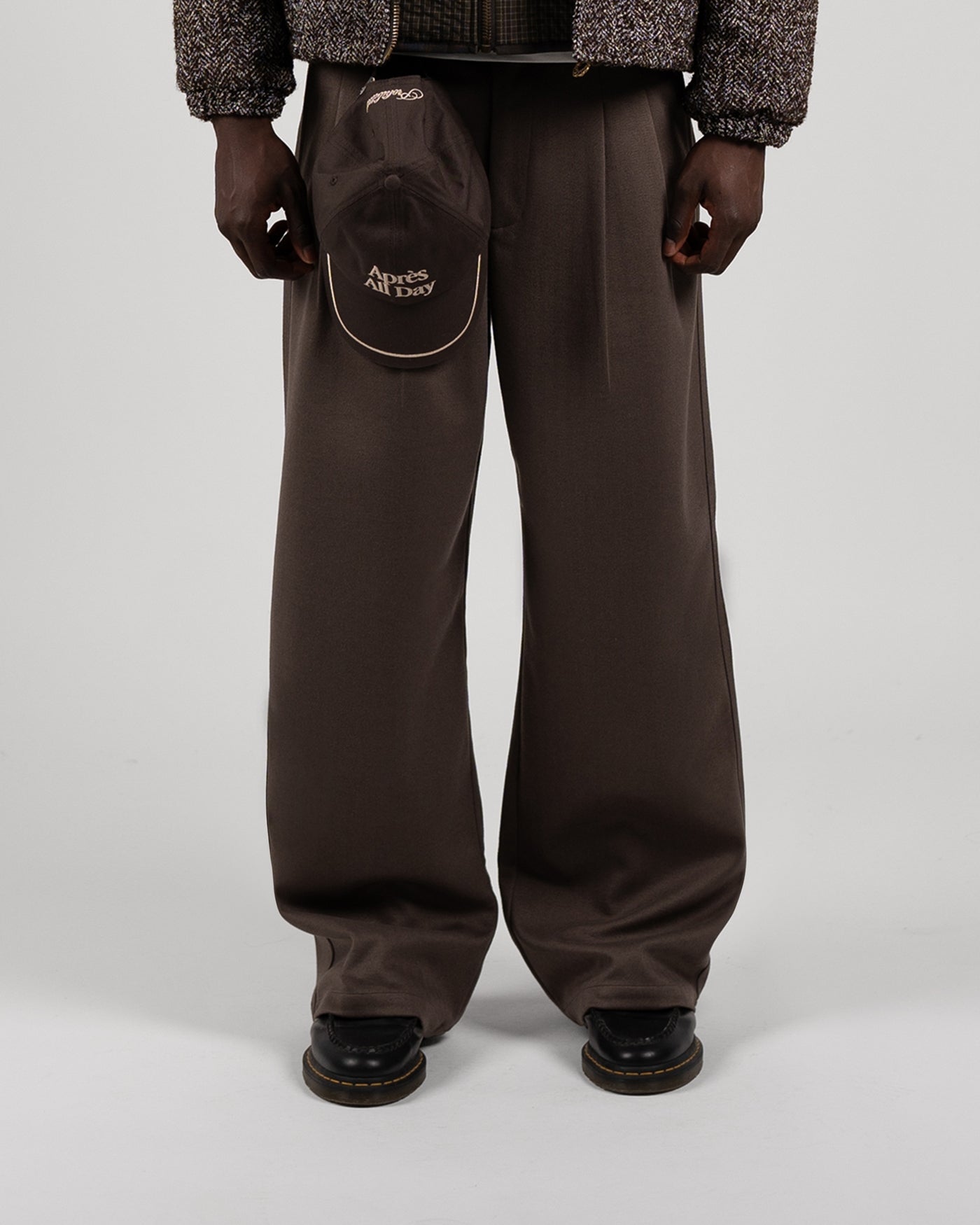 Prohibited Powder Pleated Pants - Brown - Trageansicht