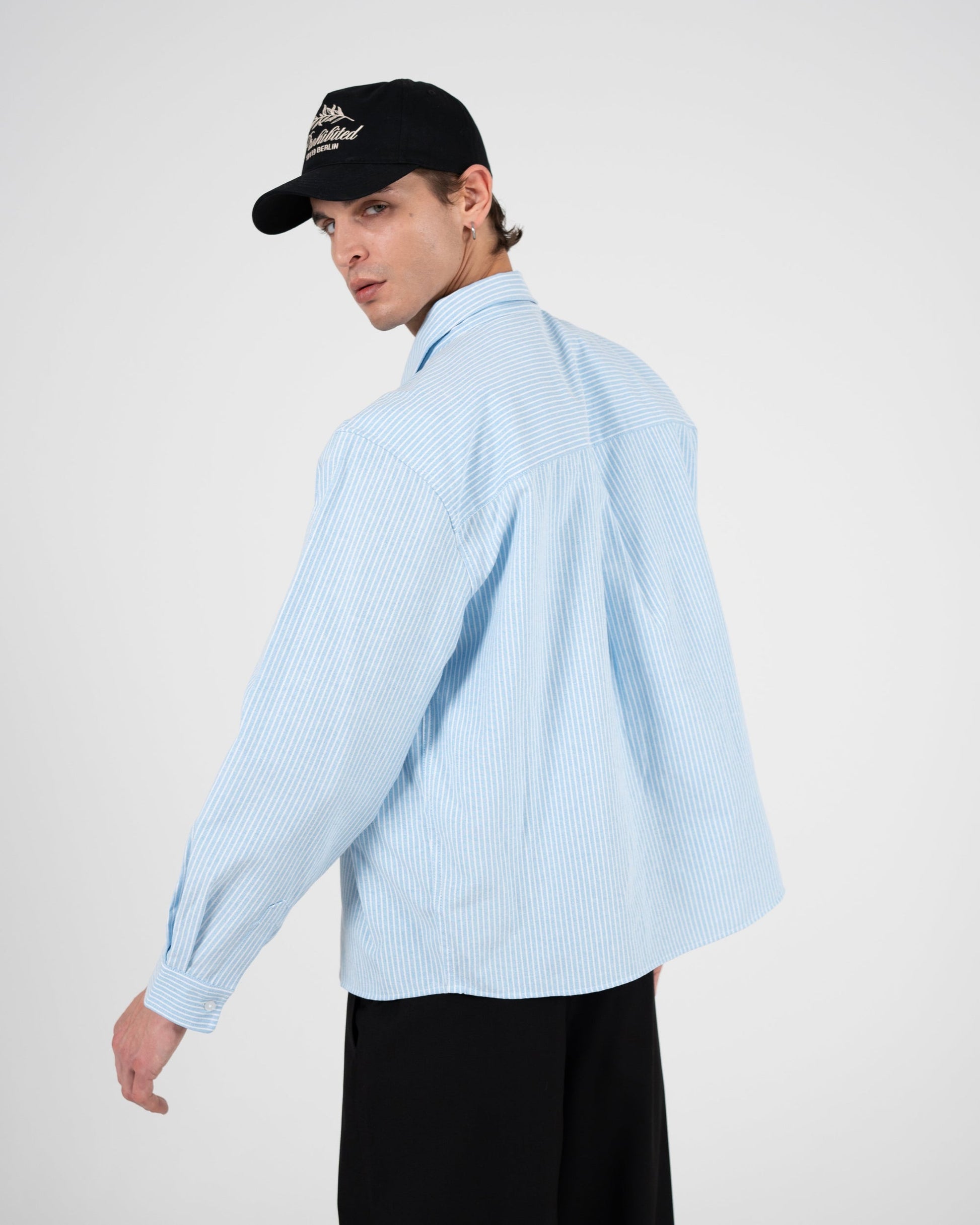 PROHIBITED The Oxford Button Down Shirt in Blau