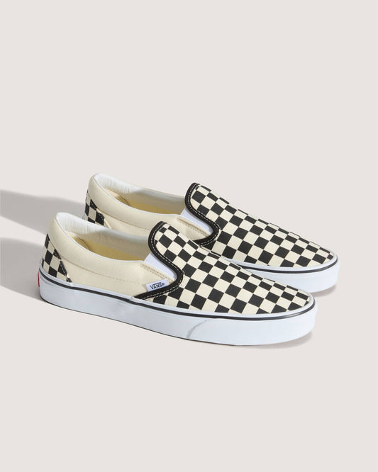 Vans Classic Slip-On VN000EYEBWW – Schwarz/Weiß Checkerboard, Schrägansicht