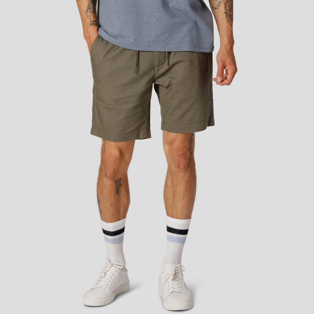 Barcelona Shorts von Clean Cut Copenhagen in Olive aus 55% Baumwolle und 45% Leinen.