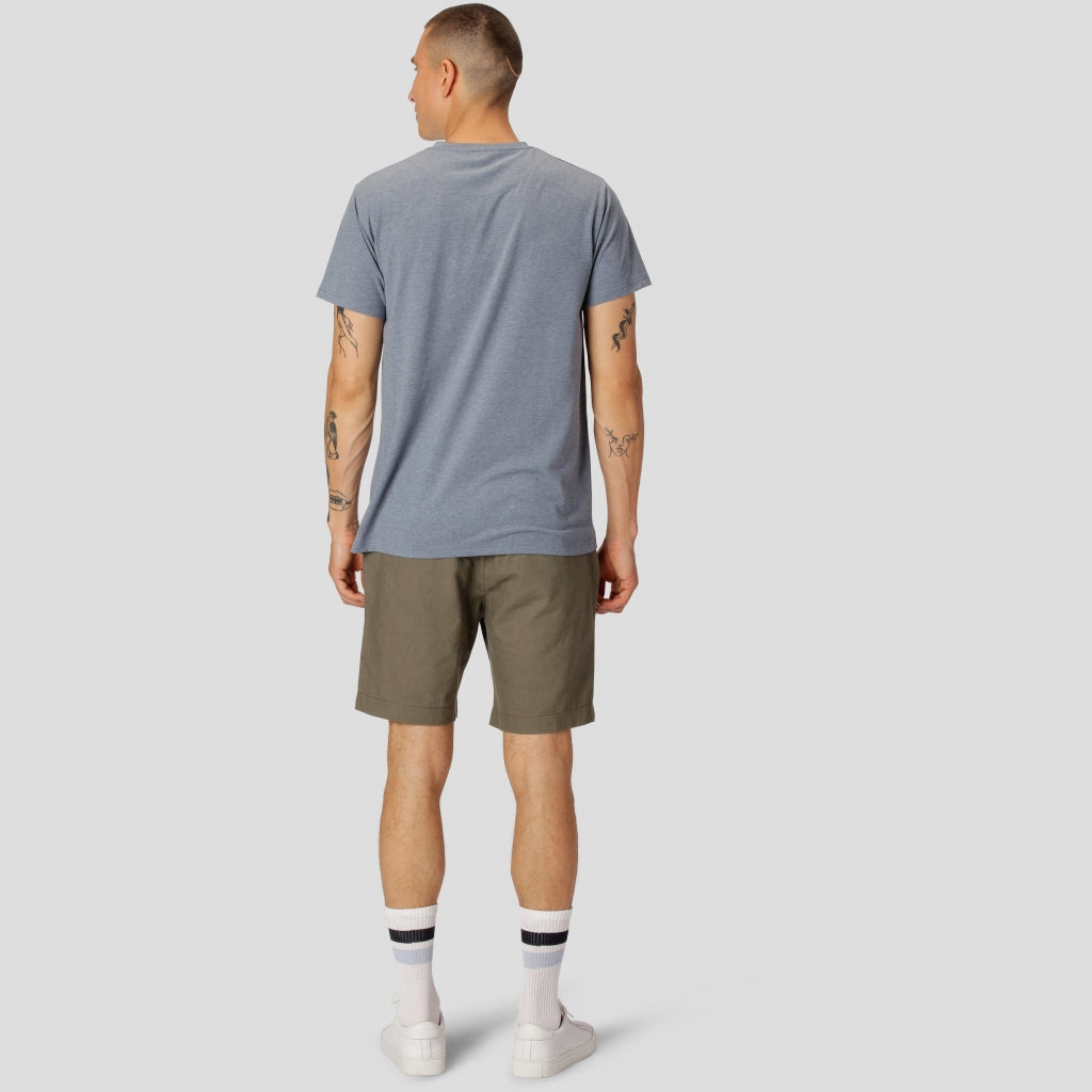 Barcelona Shorts von Clean Cut Copenhagen in Olive aus 55% Baumwolle und 45% Leinen.