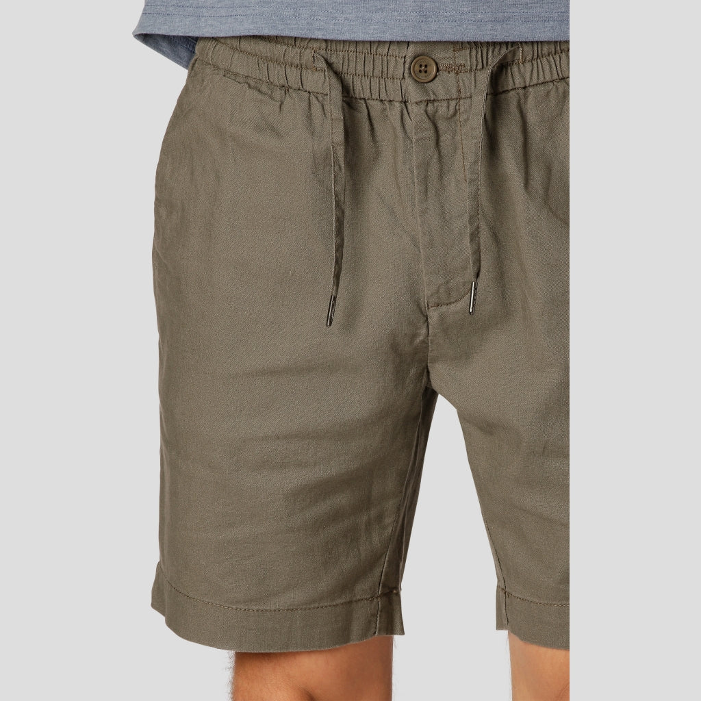 Barcelona Shorts von Clean Cut Copenhagen in Olive aus 55% Baumwolle und 45% Leinen.
