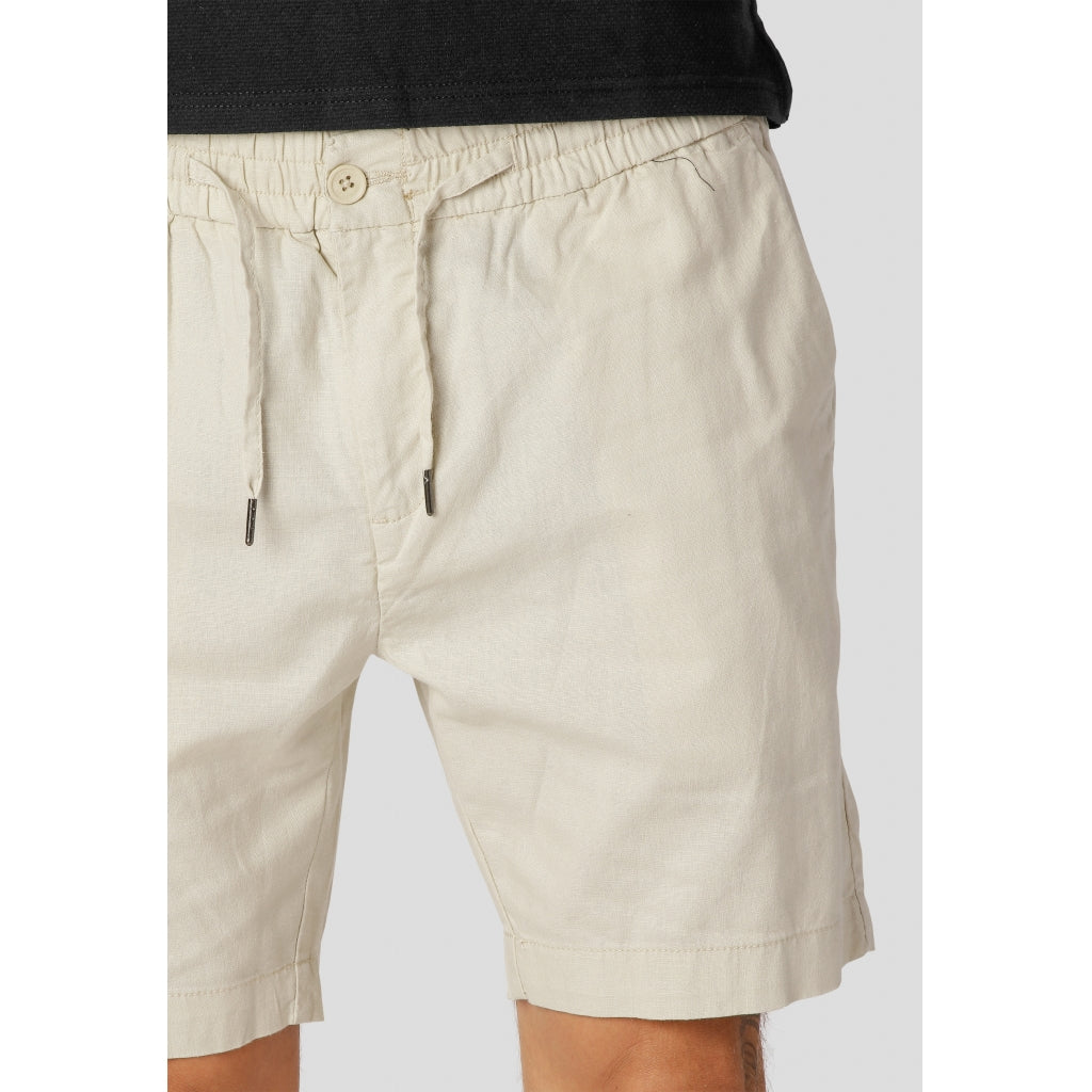 Barcelona Shorts von Clean Cut Copenhagen in Creme weiß aus 55% Baumwolle und 45% Leinen.
