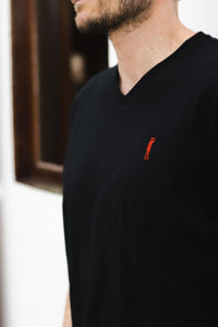 Schwarzes T-Shirt von Derbe Hamburg aus 100% Bio Baumwolle mit Biertrinker Stickerei auf der Brust.