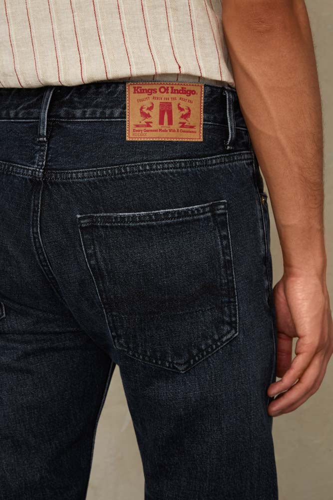 Jenas Hose von Kings Of Indigo in Dunkel Blauer Waschung in klassischem Five Pocket Style Design.
