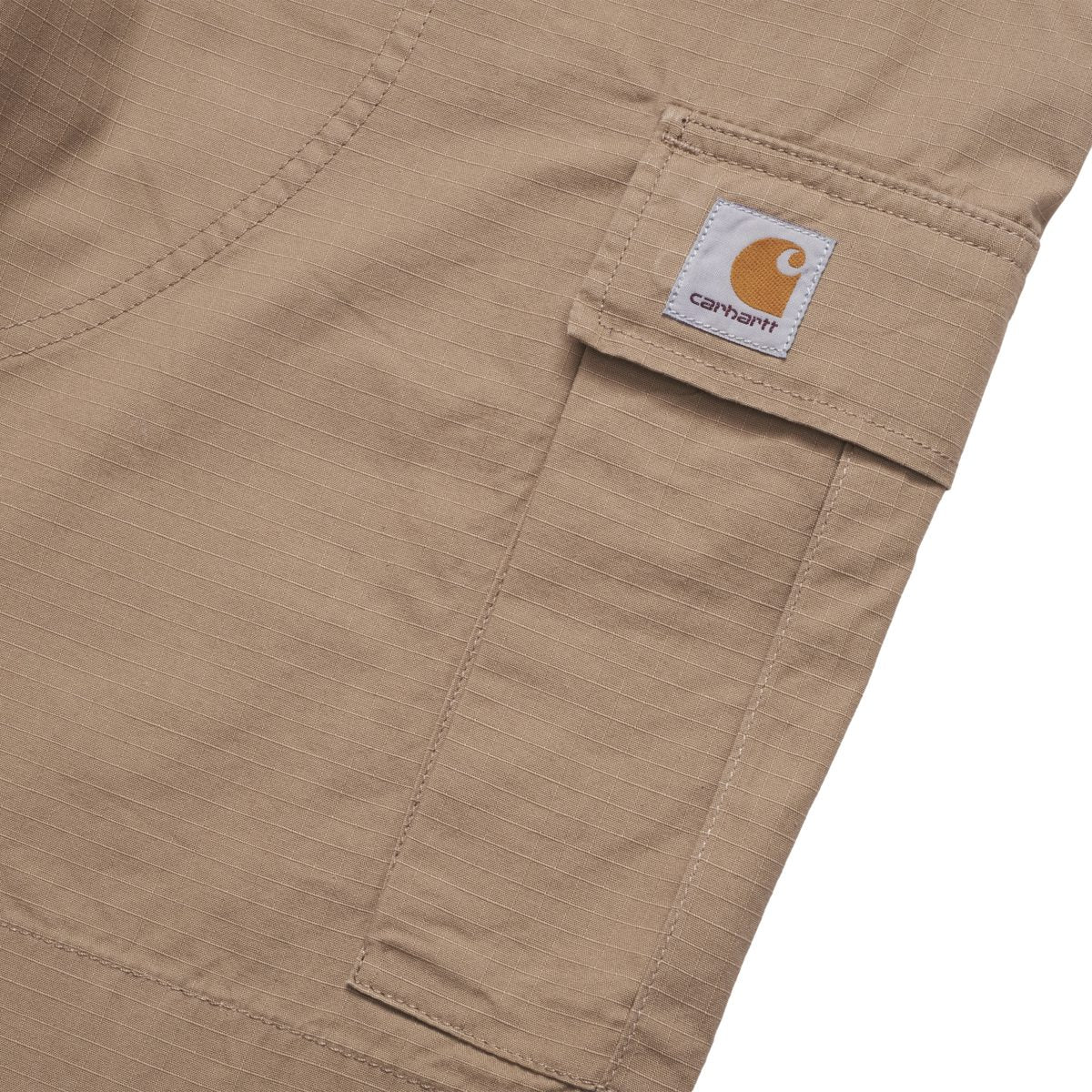 Cargo Shorts in farbe dunkelbeige mit Carhartt WIP Label an einer Seitentasche.