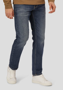 Dunkel Gewaschene Jeans von Clean Cut Copenhagen mit Stretch Anteil.