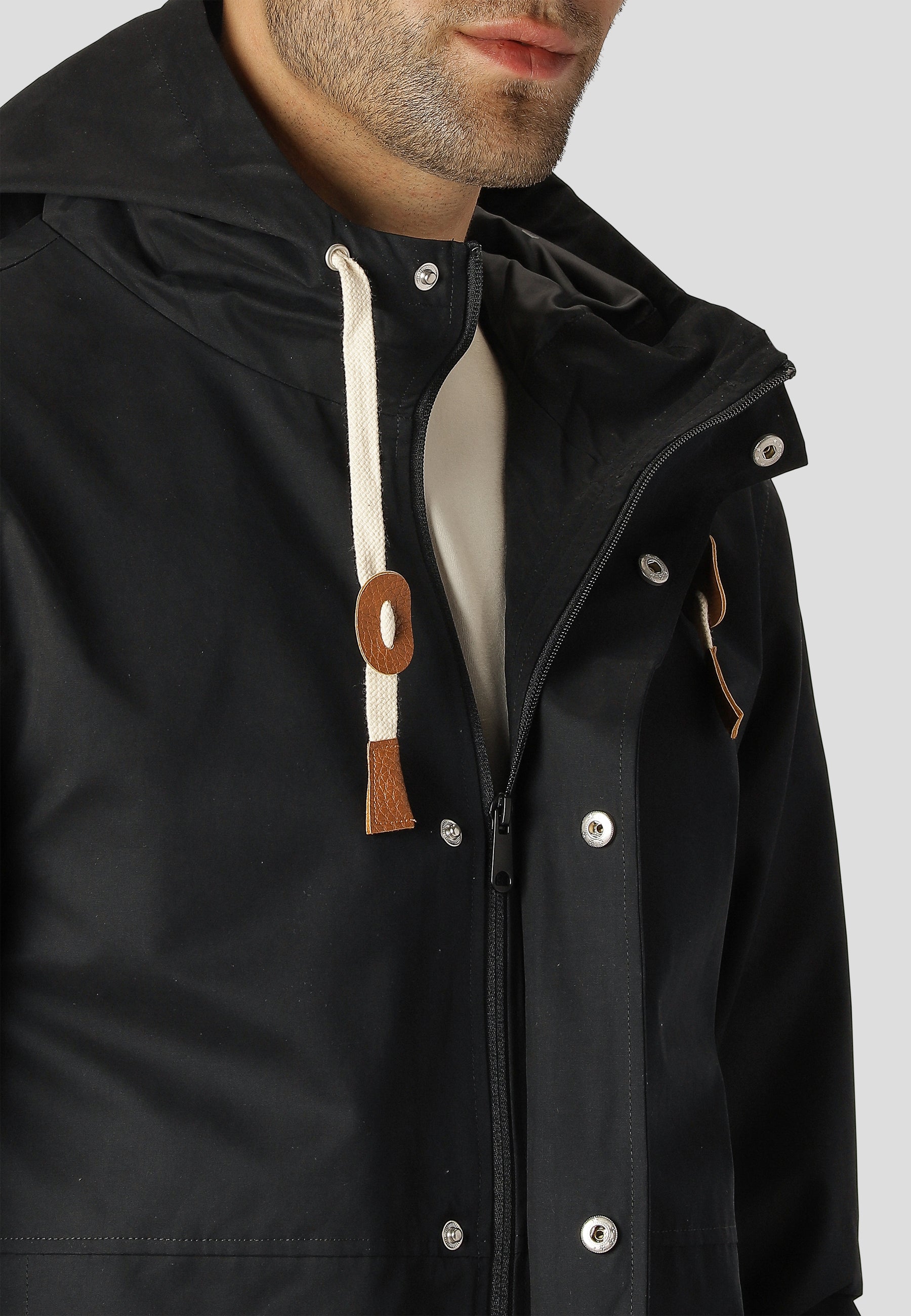 Schwarze Jacke von Fat Moose für Wind und Wetter geeignet. Zwei Fronttaschen und Innentaschen und verstellbare Kapuze.