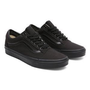 Vans Oldskool Schuhe in Schwarz mit Schwarzem Seitenstreifen mit schwarzen Schnürband.
