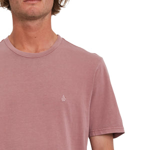Volcom T-Shirt Solid Stone mit kleiner Volcom Stickerei im Brustbereich in Rose Brown.