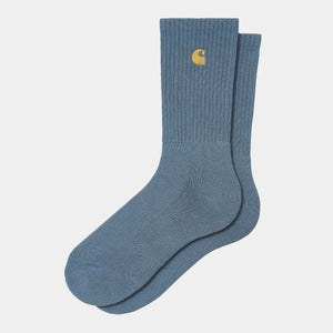 Blaue Socken von Carhartt WIP mit Kleiner Carhartt Welle gestickt.