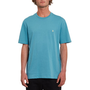 Schlichtes Volcom T-Shirt in farbe Niagara mit kleiner Volcom Stickerei über dem Herzen aus 100% Bio Baumwolle.