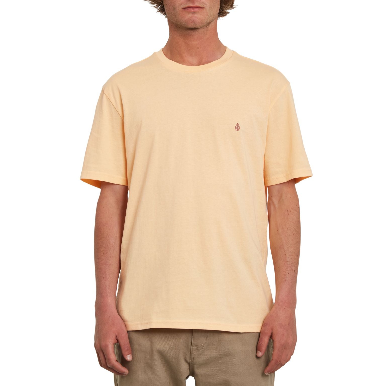 Schlichtes Volcom T-Shirt in färbe Cream Blush mit kleiner Volcom Stickerei über dem Herzen aus 100% Bio Baumwolle.