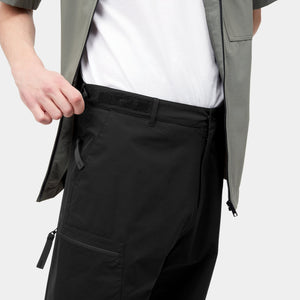 Hewitt Short eine kurze Hose von Carhartt WIP mit Zwei Seitentaschen und einer Gesäßtasche aus 100% Polyester aus wasserabweisenden und Atmungsaktiven Material in Schwarz.