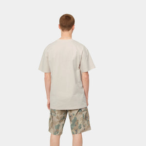 Carhartt WIP S/S American Script T-Shirt in Farbe Natural aus 100% Bio Baumwolle mit Carhartt Schriftzug und Welle gestickt auf der linken Brustseite.