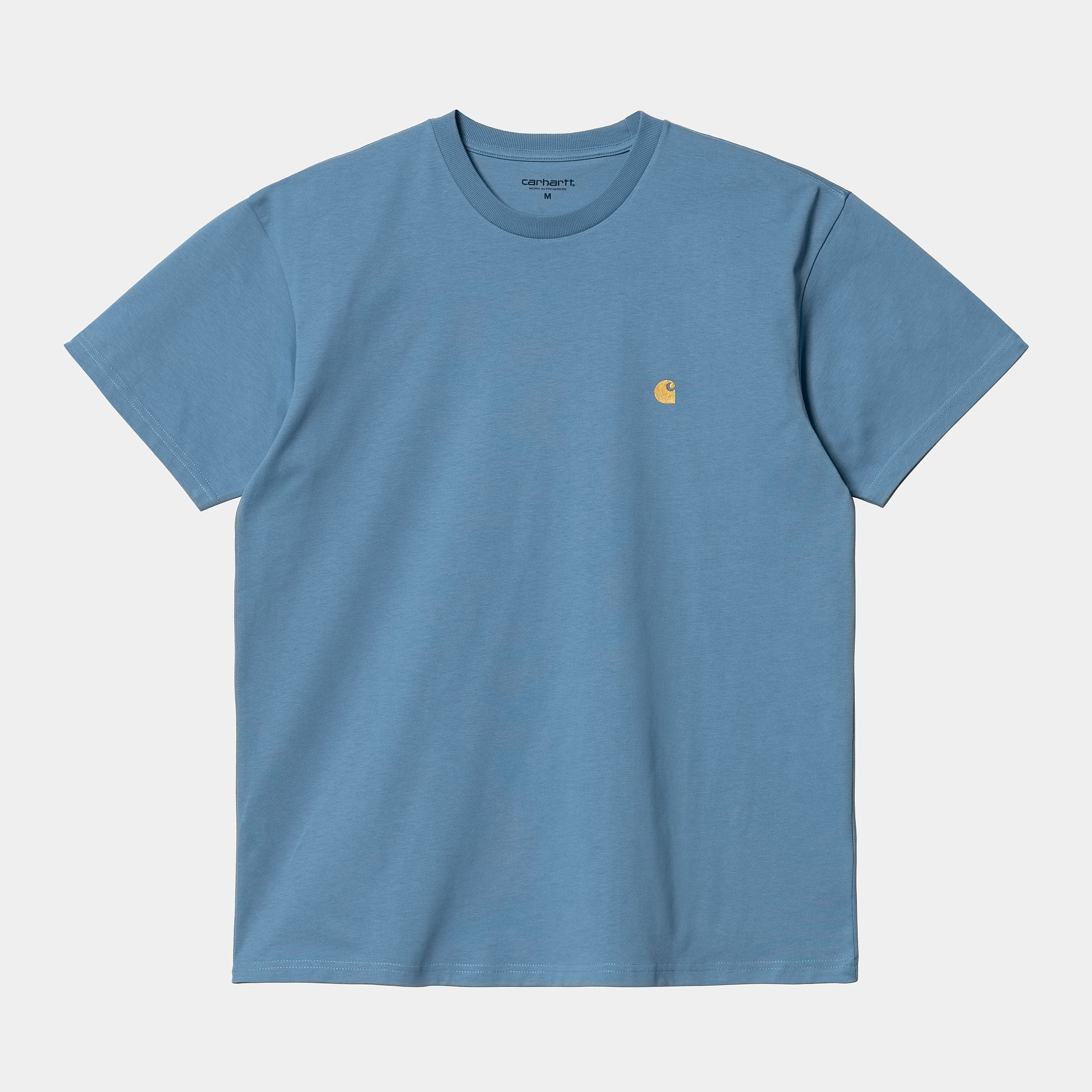 cARhartt chase herren t-shirt weit geschnitten in hell blau mit goldenen gestickten carhartt C logo in gold