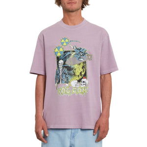 T-Shirt von Volcom Features by Artist Richard French Sayer mit großem Frontprint mit Skeletten in farbe Pastel Lila.